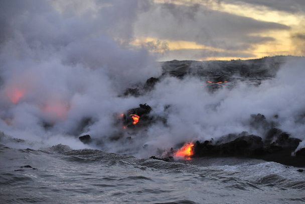 Lava coulant dans l'océan à partir d'éruption volcanique de lave sur Big Island Hawaii, États-Unis. - Photo, image