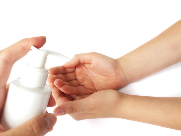 Weibliche Hände mit Händedesinfektionsmittel isoliert weißen Hintergrund. - Foto, Bild