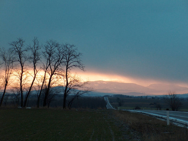 Homolje Sonnenaufgang. Früh morgens auf dem Weg in die Berge, im Osten Serbiens. - Foto, Bild