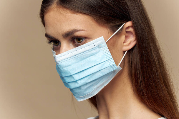 Γυναικεία προστατευτική ιατρική μάσκα πορτρέτο γκρο πλαν προβολή περικοπών - Φωτογραφία, εικόνα