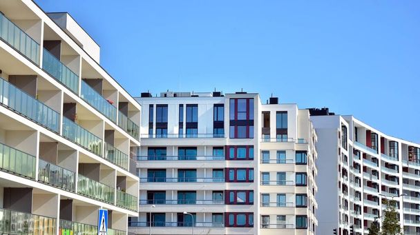 Architektoniczne detale nowoczesnego apartamentowca. Nowoczesny europejski kompleks apartamentowców. - Zdjęcie, obraz