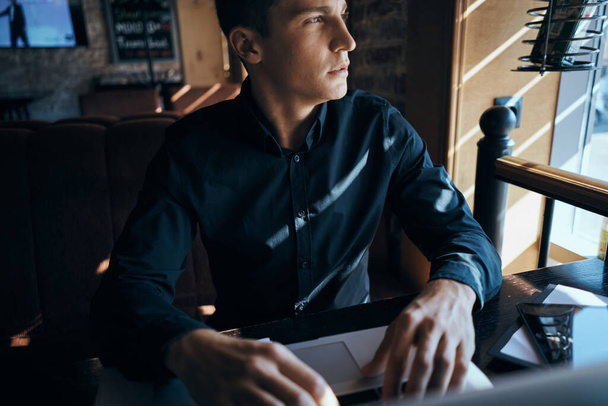 Hombre de negocios freelancer trabajando en una cafetería laptops comunicación teléfono habitación manager modelo - Foto, Imagen