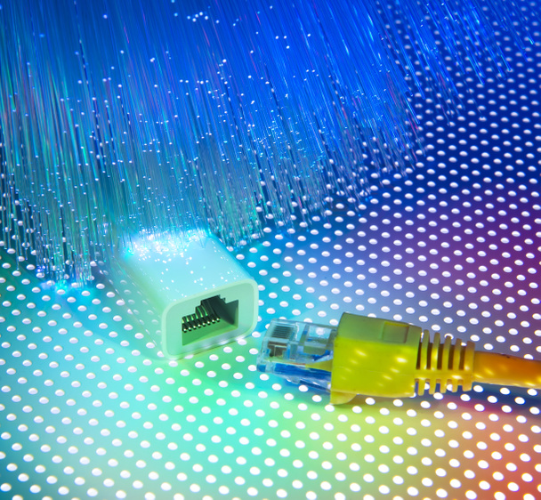 síťové kabely a rozbočovače closeup s pozadím optické vlákno - Fotografie, Obrázek
