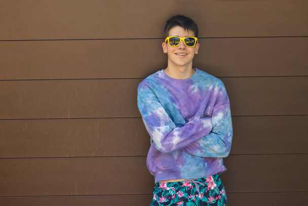 joven adolescente con gafas de sol al aire libre - Foto, imagen