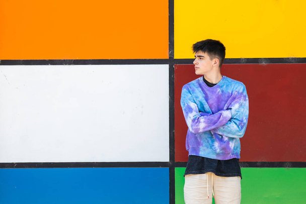 moda adolescente chico en la calle de color de la pared - Foto, imagen