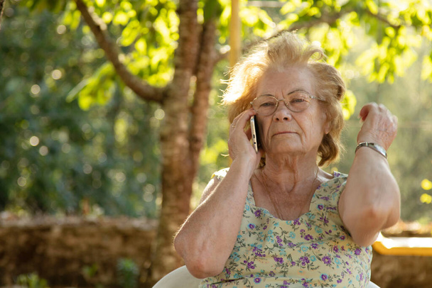femme âgée avec téléphone portable à l'extérieur - Photo, image