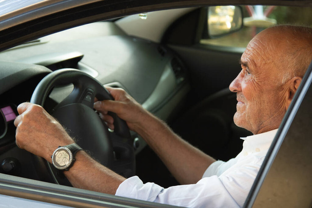 portrait of senior male driving car - Foto, afbeelding