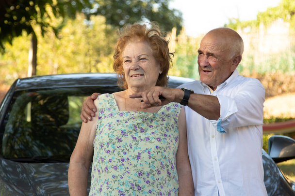ηλικιωμένο ζευγάρι που ταξιδεύει με αυτοκίνητο - Φωτογραφία, εικόνα