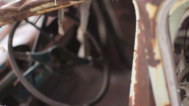 a régi rozsdás autó és a kormánykerék rack hangsúlyt. - Felvétel, videó