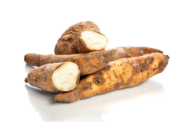 Sladké brambory izolované na bílém pozadí - Fotografie, Obrázek