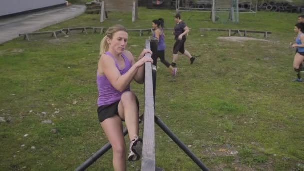 Participantes en muro de escalada de obstáculos - Metraje, vídeo