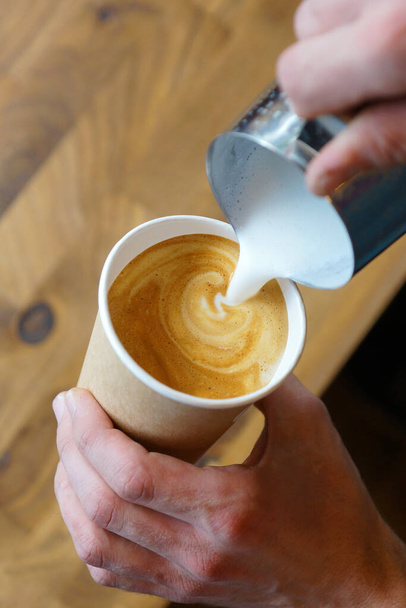 Barista ετοιμάζει καφέ σε ένα χάρτινο κύπελλο - Φωτογραφία, εικόνα