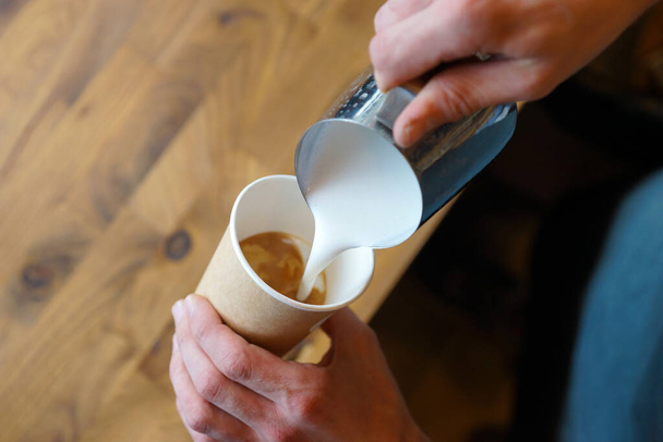 Barista prépare le café dans une tasse en papier - Photo, image