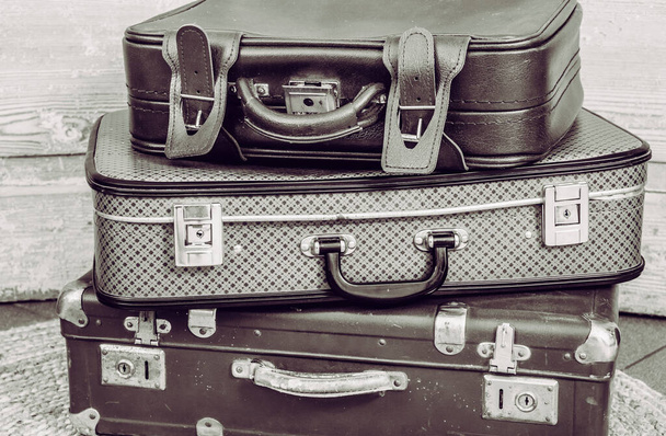  Voyager dans un concept de style. Pile de valises rétro années 60 années 70 années 80 empilées. - Photo, image