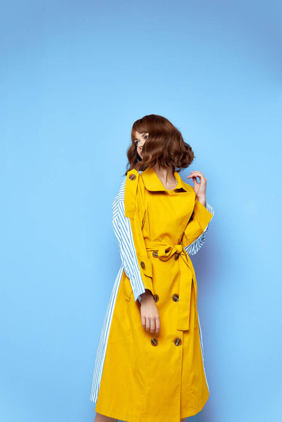 брюнетка жінка в жовтому пальто з кнопками
 - Фото, зображення