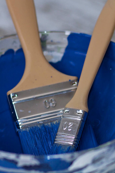 Tinta de giz azul profundo com duas escovas e uma tigela - Foto, Imagem