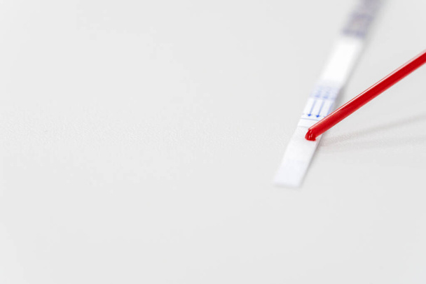 Ηπατίτιδα Β Surface Antigen (HBsAg) Test Strip είναι μια ταχεία, ποιοτική δοκιμή για την ανίχνευση της ηπατίτιδας Β επιφανειακό αντιγόνο σε πλήρες αίμα, ορό και πλάσμα, για να βοηθήσει στη διάγνωση της ηπατίτιδας Β ιογενή λοίμωξη. - Φωτογραφία, εικόνα
