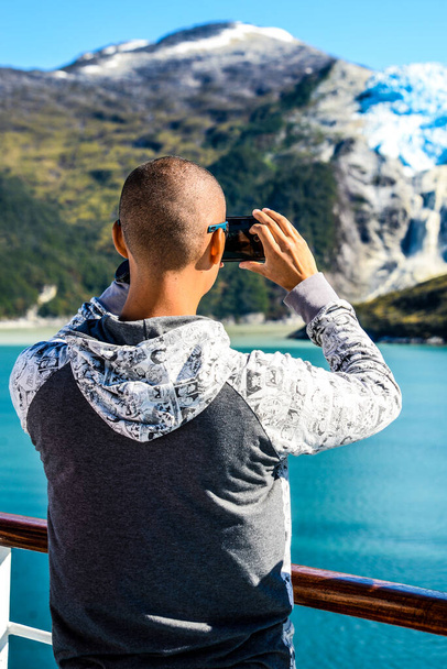 Personas tomando una foto de los fiordos y los canales de Chile.La costa sur de Chile presenta un gran número de fiordos y canales similares a fiordos de las latitudes del Cabo de Hornos - Foto, imagen