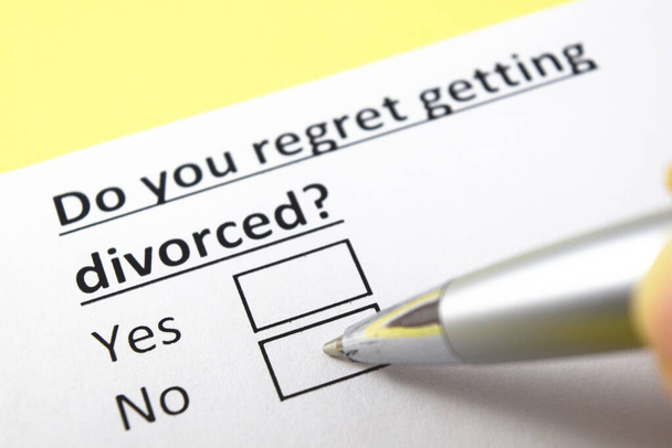 離婚を後悔していますか。そうかないか? - 写真・画像