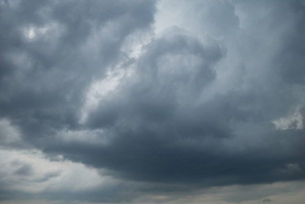 Δραματικός ουρανός με πλατιά στρώματα νεφών, που περιστασιακά ονομάζονται cumulostratus - Φωτογραφία, εικόνα