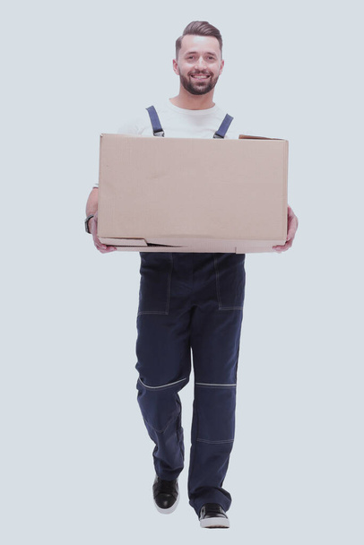 in full growth. smiling man carries a large cardboard box - Foto, Imagem