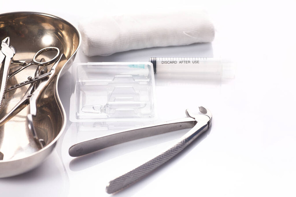 Стоматологические приборы в стерильной упаковке на белом фоне.. - Фото, изображение