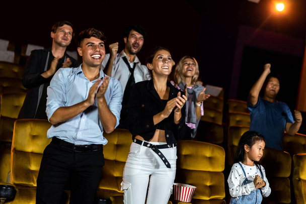 Grupa widzów szczęśliwy i zabawy oglądać kino w kinie. Grupa działalność rekreacyjna i koncepcja rozrywki. - Zdjęcie, obraz