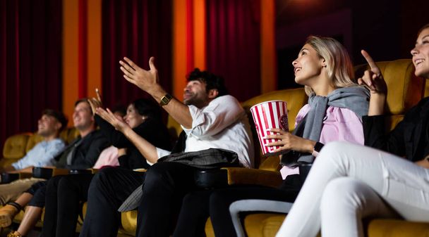 As pessoas assistem ao cinema no cinema. Grupo atividade de recreação e conceito de entretenimento. - Foto, Imagem