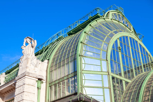 Знаменитий Грінхаус у Відні. Бічний вид на будівлю з дахом, зробленим склом. - Фото, зображення