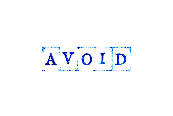 Tinta de color azul de sello de goma en la palabra evitar en el fondo de papel blanco - Foto, imagen