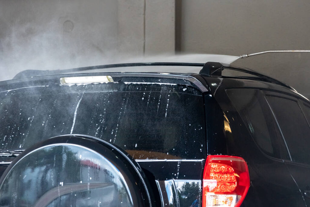 Lavagem de carros. Limpeza de carro com água de alta pressão e espuma. Serviços de transporte - Foto, Imagem