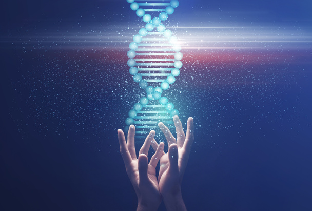Genética y ciencia médica. Collage con manos masculinas sosteniendo molécula de ADN brillante sobre fondo azul - Foto, Imagen