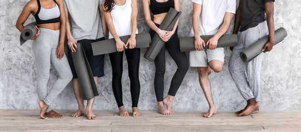 Diverse People In Sportswear With Yoga Mats In Hands Posing Near Wall - Foto, Imagem