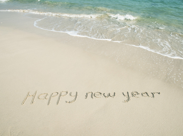 Frohes neues Jahr in den Sand geschrieben - Foto, Bild