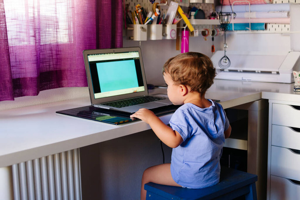 pieni lapsi katsomassa videoita kannettavalla tietokoneella - Valokuva, kuva