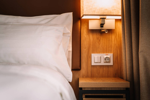 Üres ágy a modern szállodai szobában - Fotó, kép
