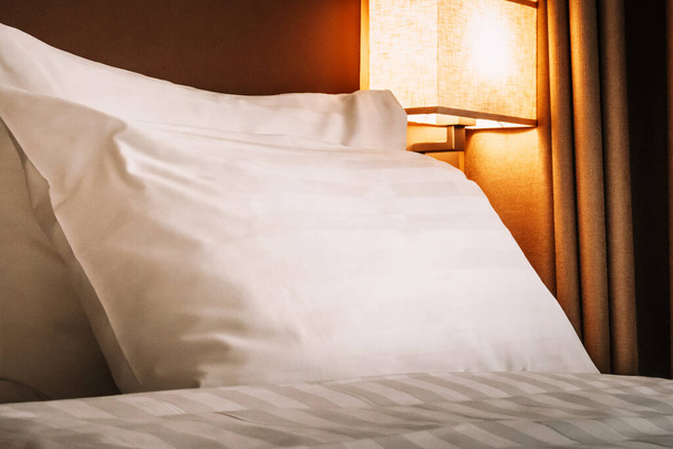 Leeg bed in moderne hotelkamer - Foto, afbeelding
