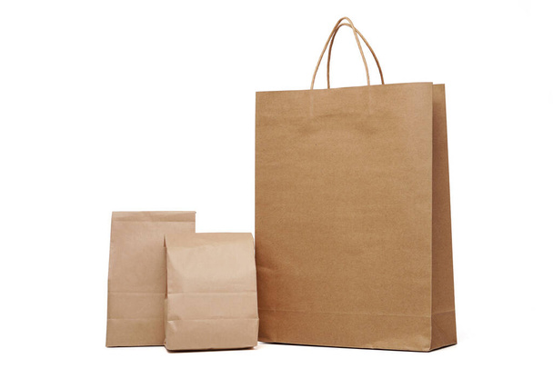 Ομάδα μεσημεριανό χάρτινη σακούλα και τσάντες shopping χαρτί απομονώνονται σε λευκό φόντο - Φωτογραφία, εικόνα