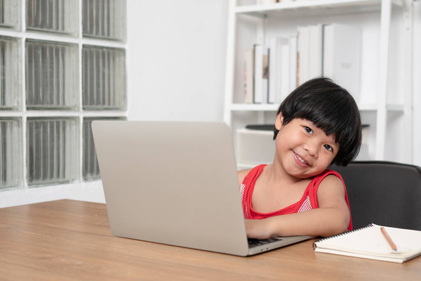 Estudiante asiática feliz clase de aprendizaje en línea desde un ordenador con un profesor, la educación en línea es una tecnología para la distancia social en un nuevo estilo de vida normal, Concepto de escuela en casa y tutor - Foto, imagen