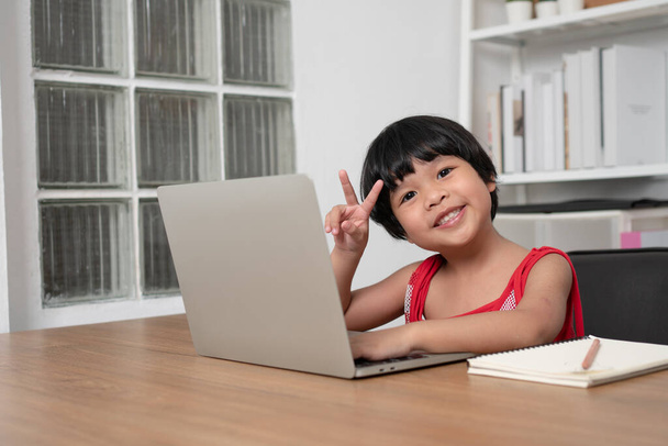 Happy asijské dívka student on-line učení třídy z počítače s učitelem, on-line vzdělávání je technologie pro sociální vzdálenosti v novém normálním životním stylu, Koncepce domácí školy a vychovatel - Fotografie, Obrázek