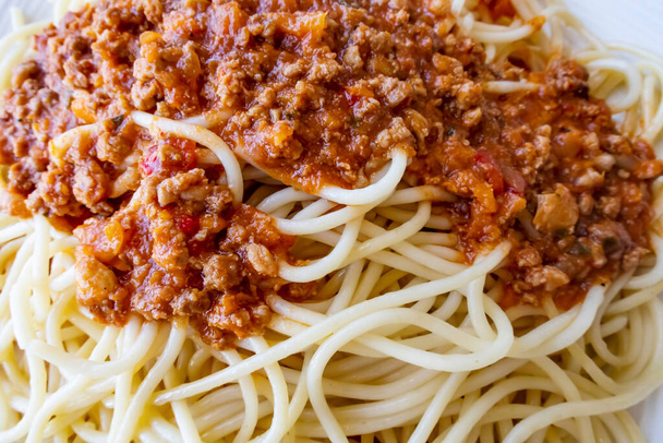 spagetti tomaattikastikkeella valkoisella lautasella - Valokuva, kuva