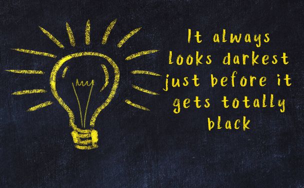 Lavagna nera con uno schizzo di lampadina e citazione intelligente - Foto, immagini