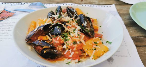 オスティア・ローマのシーフード・ムール貝とペルコリーノとパチェリ・アッロ・スコリオのおいしい料理.高品質の写真 - 写真・画像