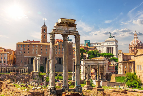 Храм Кастора и Поллукса в Римском Форуме, Рим, Италия - Фото, изображение