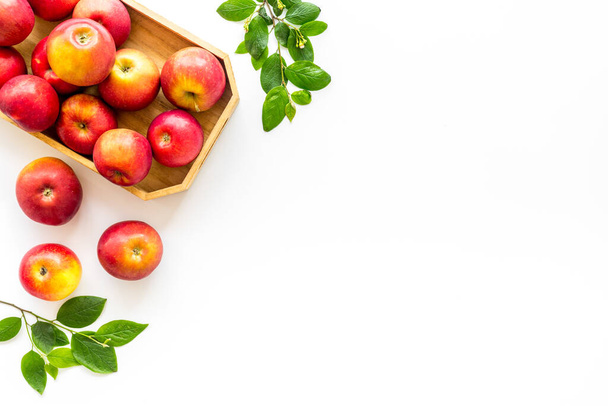 Grupo de manzanas rojas maduras con hojas verdes. Vista superior - Foto, Imagen