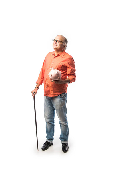Indiai vezető felnőtt vagy idős férfi malacpersellyel vagy pénzes dobozzal - Fotó, kép