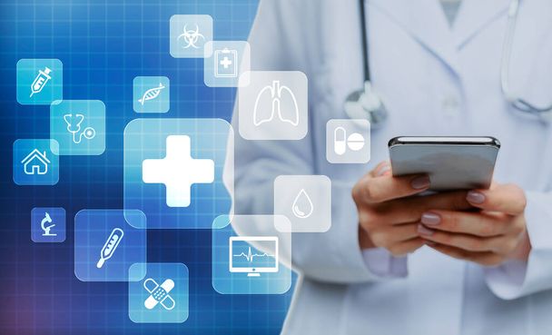Lekarz za pomocą smartfona na niebieskim tle, kolaż z ikonami medycznymi na wirtualnym ekranie - Zdjęcie, obraz