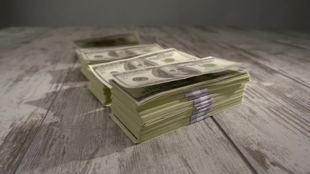 Пачки долларовых банкнот на деревянном столе. - Кадры, видео