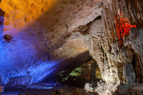 Сталактиты и сталагмиты в известняковой пещере залива Халонг, Вьетнам - Фото, изображение