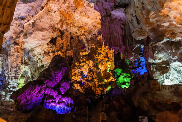 Stalaktit a stalagmit formace v vápencové jeskyni Halong Bay, Vietnam - Fotografie, Obrázek